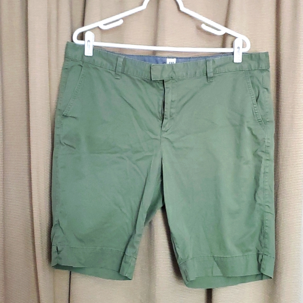Gap womens Bermuda style shorts size 16!